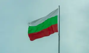 Bułgarska flaga powiewa na tle nieba. Zastanawiasz się nad cenami w Bułgarii?