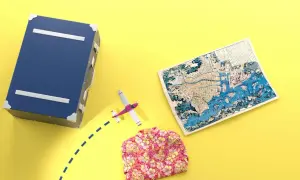 Bagaż podręczny: walizka, mapa, koszula i samolot. Co można zabrać na wakacje?