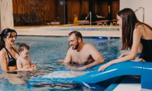 Rodzina cieszy się wodnym szaleństwem w basenie. Idealny hotel dla dzieci w górach, gdzie każdy znajdzie coś dla siebie.