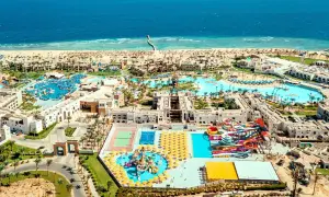 Widok z lotu ptaka na hotel Pickalbatros Oasis Port Ghalib z basenami, zjeżdżalniami i plażą. Opinie o tym miejscu są zazwyczaj pozytywne.