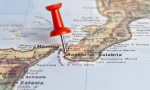 Czerwony pinezka zaznacza Reggio di Calabria na mapie, wskazując na podróż do Kalabrii we Włoszech.