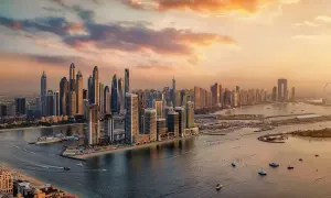 Zachód słońca nad Dubajem, z jego drapaczami chmur i jachtami, budzi pytanie: czy Dubaj jest bezpieczny? Tak, to nowoczesne miasto oferuje spokój.