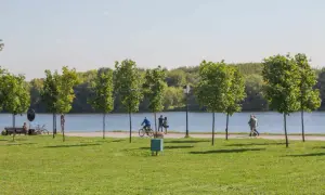 Spacerowicze i rowerzyści cieszą się piękną pogodą nad zalewem nowohuckim.