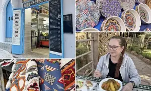 Menu z cenami w Maroku, kolorowe talerze, dywany i kobieta jedząca tadżin.