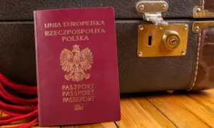 Pasport polski obok walizki. Czy do Czarnogóry potrzebny jest paszport? Tak, dla obywateli UE jest wymagany.