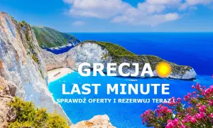 Grecja last minute tanio! Widok na zatokę Navagio z klifów, turkusowa woda, białe skały i bujna zieleń. Idealne miejsce na wakacje.