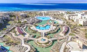 Luksusowy resort w Soma Bay, Egipt, z basenami, palmami i widokiem na turkusowe morze.