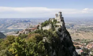 San Marino, perła na skalistym szczycie, idealne miejsce na wycieczka objazdowa Włochy 10 dni. Widok zapiera dech!
