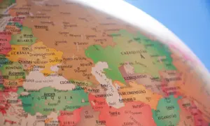 Mapa świata z zaznaczoną Turcją. Czy w Turcji jest bezpiecznie? Podróżni szukają informacji o bezpieczeństwie w tym kraju.
