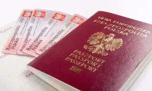 Polski paszport i kilka dowodów osobistych. Ważność paszportu jest kluczowa do podróżowania.