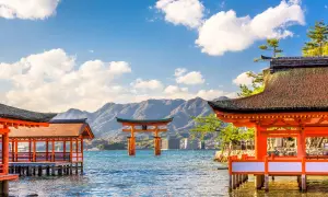Japonia wycieczka Itaka: widok na słynną bramę torii w morzu i tradycyjne budynki świątynne na wodzie.