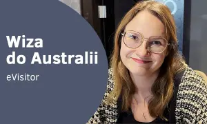 Uśmiechnięta kobieta w okularach. Tekst: "Wiza do Australii, eVisitor". Dowiedz się, czy do Australii potrzebna jest wiza.