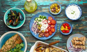 Pyszne dania kuchni greckiej: mule, ryba, sałatka grecka, souvlaki, dip i warzywa. Smacznego!