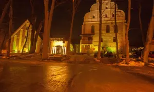 Nocą oświetlone budynki i drzewa tworzą magiczny klimat. To jedno z fajnych miejsc na wakacje w Polsce, które warto odkryć.
