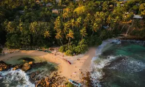 Rajska plaża na Sri Lance, z palmami i turkusową wodą. Czy Sri Lanka jest bezpieczna? Tak, wygląda na spokojną i relaksującą.