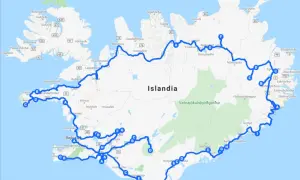 Mapa Islandii z zaznaczoną trasą turystyczną. Widać nazwy miast i dróg, a także park narodowy Vatnajökulsþjóðgarður. Klimat Islandii jest surowy, ale piękny.