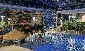 Tropikalny raj w Suntago. Wiele osób korzysta z basenów i palm pod szklanym dachem. Pozytywne suntago opinie potwierdzone!