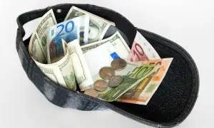 Czapka wypełniona banknotami dolarów i euro. Czy w Turcji można płacić euro? Ta wizualizacja sugeruje, że tak, bo są tam i dolary, i euro.
