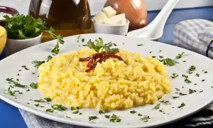 Pyszne risotto alla milanese, idealne, gdy zastanawiasz się, gdzie zjeść w Mediolanie.