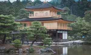Złoty Pawilon Kinkaku-ji, cel mojej wycieczki do Japonii, odbija się w spokojnej tafli stawu.