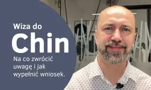 Wiza do Chin: poradnik, jak wypełnić wniosek i na co zwrócić uwagę. Mężczyzna z brodą w białej koszuli.