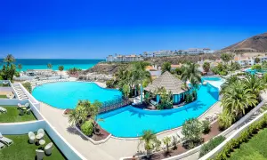 Wspaniały basen i widok na ocean w hotelu na Fuerteventurze. Idealne miejsce na wakacje, zgodnie z licznymi fuerteventura princess opinie.