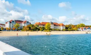 Widok na plażę i morze z hotelami w tle, jesienią.