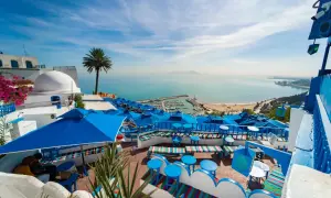 Widok na zatokę z kawiarni w Sidi Bou Said. Idealne miejsce na relaks podczas tunezja wycieczki fakultatywne.