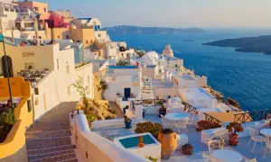 Santorini, Grecja, pogoda we wrześniu idealna na spacer po urokliwych uliczkach z widokiem na błękitne morze.