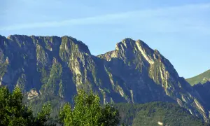 Majestatyczny Giewont, niczym śpiący rycerz, wznosi się na tle błękitnego nieba.