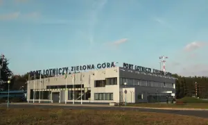 Port Lotniczy Zielona Góra Babimost. Budynek terminala lotniska z napisem na dachu.