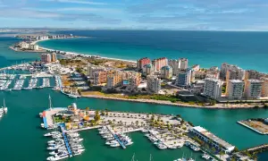 Widok na la manga hiszpania z licznymi jachtami w marinach i apartamentowcami nad turkusowym morzem.