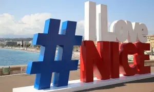 #LoveNice - wielki napis na tle plaży i morza. Idealne miejsce, by zacząć zwiedzanie Nicei!