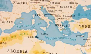 Mapa Europy i Afryki Północnej. Kreta leży nad Morzem Śródziemnym, na południe od Grecji.