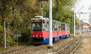 Czerwono-niebieski tramwaj linii 6 jedzie po torach w Szczecinie. Motorniczy w kabinie, zastanawiasz się, ile zarabia motorniczy w Szczecinie?