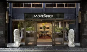 Wejście do hotelu Movenpick strzegą kamienne lwy. Eleganckie wnętrze zaprasza do środka.