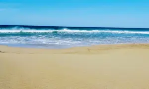 Piękne pafos plaże z błękitnym niebem i turkusowymi falami. Idealne miejsce na relaks.