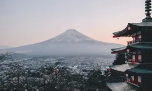 Pagoda z widokiem na ośnieżony Fudżi. Marzysz o takiej wycieczce do Japonii? Cena może być niższa niż myślisz!