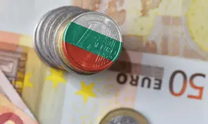 Monety z flagą Bułgarii leżą na banknotach euro. Waluta Bułgarii, lew, obok euro.
