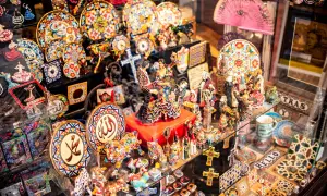 Kolorowe pamiątki z Hiszpanii: figurki tancerzy flamenco, talerze z motywami, wachlarze i mozaikowe ozdoby. Idealne, by pomyśleć, co przywieźć z Hiszpanii.