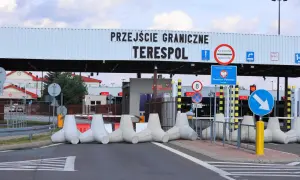 Przejście graniczne Terespol z betonowymi blokami i znakami drogowymi.
