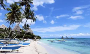 Filipiny na co trzeba uważać: rajskie plaże, palmy i łodzie. Uważaj na słońce i fale.