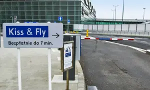 Strefa Kiss & Fly przy lotnisku. Szybkie pożegnanie i w drogę! Bezpłatnie do 7 min.