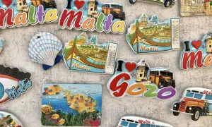 Magnesy z Malty i Gozo: autobusy, łodzie, termometry i mapa wysp. Idealne pamiątki, by pamiętać, co przywieźć z Malty.