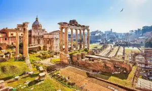 Wycieczka do Rzymu samolotem z przewodnikiem: Forum Romanum w słońcu, z kolumnami i ruinami.