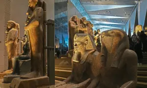 Wielkie posągi faraonów i sfinksów w nowoczesnym wnętrzu muzeum egipskiego.