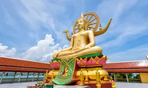Wielki, złoty Budda w świątyni na Koh Samui. Symbolizuje potęgę tajlandzkiej religii i spokój.