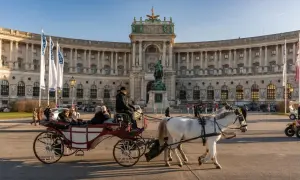 Wiedeń co zobaczyć: przejażdżka dorożką przed Hofburgiem, dawną rezydencją Habsburgów.