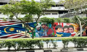 Kolorowy mural z flagą Malezji i uśmiechniętymi dziećmi. Wiza do Malezji może być potrzebna, ale sztuka jest zawsze mile widziana.