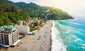Widok z lotu ptaka na wybrzeże Gruzji. Plaże, hotele i zielone wzgórza nad turkusowym morzem.